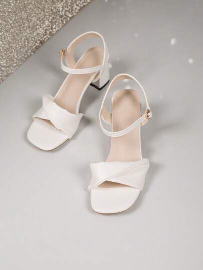 1 paire de sandales blanches élégantes à talons hauts et bride inversée, sandales à la mode à talon compensé et bride cheville, parfaites pour un banquet, une fête ou un mariage en blanc.