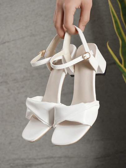 1 paire de sandales blanches élégantes à talons hauts et bride inversée, sandales à la mode à talon compensé et bride cheville, parfaites pour un banquet, une fête ou un mariage en blanc.