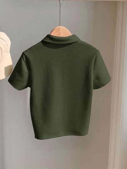 1 pièce Polo à manches courtes en tissu texturé rétro, style sport décontracté pour garçon. Convient pour la rentrée scolaire, les fêtes d'anniversaire, les soirées, les représentations, les mariages, les baptêmes, les cérémonies d'ouverture. Convient pou