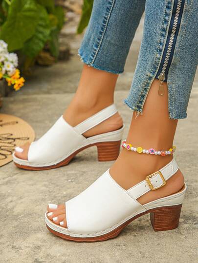 Sandales à talons épais à bout ouvert avec boucle et bretelles blanches pour femmes grandes tailles. Sandales élégantes, sans dos, confortables et polyvalentes à talons hauts