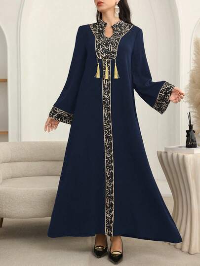 Al Najma Cardigan long à imprimé patchwork de couleur unie avec bordure dorée et pendentif