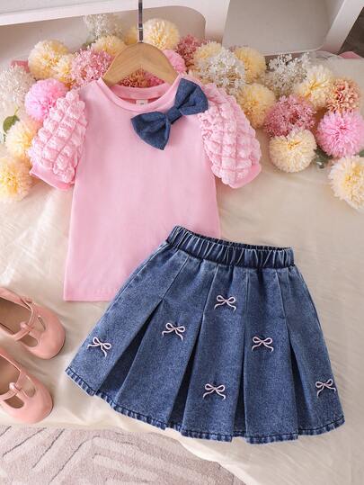 Elladie kids 2 pièces/Set Tenue Printemps/Été pour Filles, Top à Manches Courtes Rose Clair + Jupe en Jean ; Design Manches Bouffantes avec Volants, Nœud Bleu Brodé sur la Poitrine, Jupe Plissée avec Broderie de Nœud Rose, Style Doux et Mignon Adapté pour