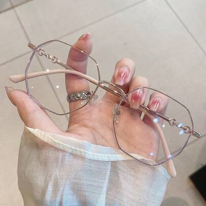 Lunettes mode sans ordonnance avec monture en métal polygonale dorée, convenant pour la photographie de rue, le shopping, les tenues de mode, les voyages, le port quotidien décontracté, et toute occasion