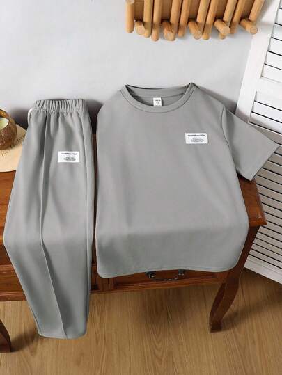 2 pièces Ensemble de t-shirt col rond kaki et pantalon pour garçon préadolescent, style sport décontracté, avec décoration rétro. Convient pour les tenues d'enfants, les vêtements de garçon pour la rentrée scolaire. Adapté pour les fêtes d'anniversaire, l