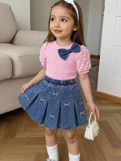 Elladie kids 2 pièces/Set Tenue Printemps/Été pour Filles, Top à Manches Courtes Rose Clair + Jupe en Jean ; Design Manches Bouffantes avec Volants, Nœud Bleu Brodé sur la Poitrine, Jupe Plissée avec Broderie de Nœud Rose, Style Doux et Mignon Adapté pour