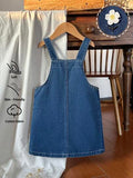 Elladie kids Robe salopette en jean A-line mignonne pour tout-petits, nouvelle arrivée légère d'été, bleu jean moyen lavé, style campagnard décontracté mignon, robe salopette en jean ample à ligne A avec broderie florale 3D en feuille, patch en forme de c