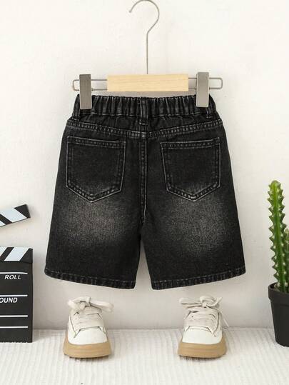 Jeune garçon Nouveaux shorts en jean noirs déchirés d'été, style décontracté de rue cool minimaliste, mode polyvalente et confortable avec taille élastique. Convient pour les sorties quotidiennes, les activités de plein air, les voyages, les événements fa