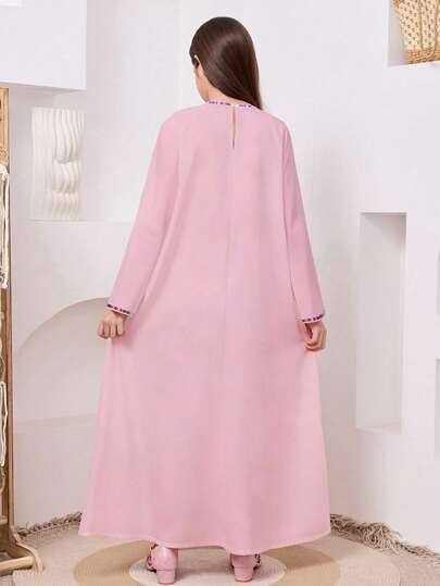 Jolie jupe musulmane pour fille avec imprimé contraste de rose rouge, étoiles et lune de style dessin animé. Cadeau islamique. Robe décontractée minimaliste pour préadolescentes, convenant pour l'été, les fêtes à la maison, les pique-niques en extérieur,