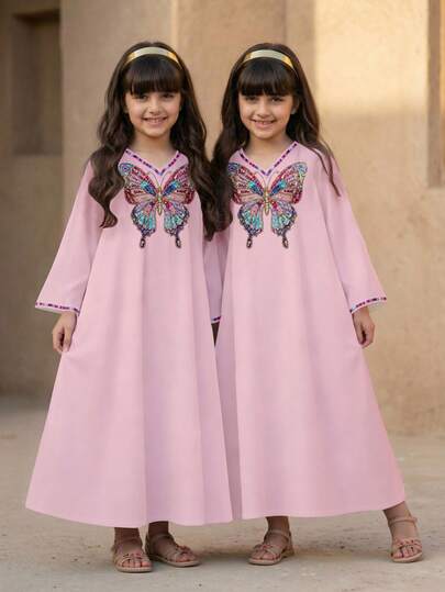 Jolie jupe musulmane pour fille avec imprimé contraste de rose rouge, étoiles et lune de style dessin animé. Cadeau islamique. Robe décontractée minimaliste pour préadolescentes, convenant pour l'été, les fêtes à la maison, les pique-niques en extérieur,