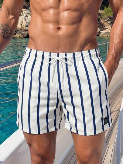 Manfinity Swimmode Short de bain pour hommes avec taille à cordon de serrage, poches de , léger, extensible 4 directions, patchs de lettres, rayures pour resort décontracté, vacances à la plage, tissu blanc non extensible doublé, style hawaïen, séchage ra
