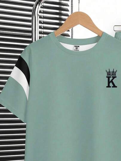 Ensemble t-shirt à manches courtes ample et pantalon pour garçon préadolescent, vert sauge, style streetwear d'été pour city break, avec lettres couronne royale et color block, tenue décontractée et sportive