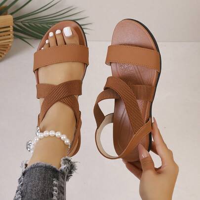 Nouvelles sandales plates décontractées pour femmes avec design de fines brides multicouches, bride de talon élastique sans frottement, semelle souple et légère, polyvalentes pour l'extérieur, la plage et les vacances