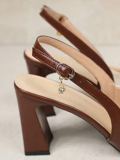 1 paire de sandales à talons hauts noires pour femmes grande taille, en tissu suédé PU de couleur unie douce, avec boucle au talon arrière, pendentif en strass brillant métallique, bout pointu classique, talon épais compensé élégant rehaussant la taille,