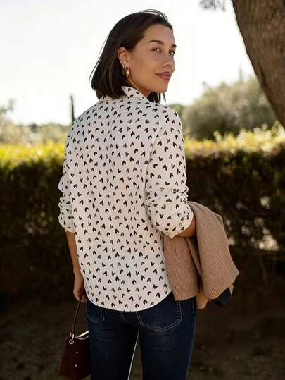 Chemise à manches longues élégante avec imprimé cœur pour femmes, convient pour les trajets quotidiens, les vacances à la plage, les soirées et les tenues décontractées au printemps