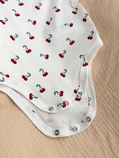 Ensemble de 15 pièces pour nouveau-né fille d'été, body à manches courtes, pantalon, chapeau, gants et plus, avec motifs tricotés mignons de cerises et de fraises.