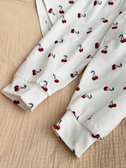 Ensemble de 15 pièces pour nouveau-né fille d'été, body à manches courtes, pantalon, chapeau, gants et plus, avec motifs tricotés mignons de cerises et de fraises.