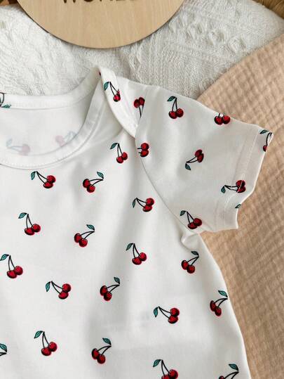 Ensemble de 15 pièces pour nouveau-né fille d'été, body à manches courtes, pantalon, chapeau, gants et plus, avec motifs tricotés mignons de cerises et de fraises.