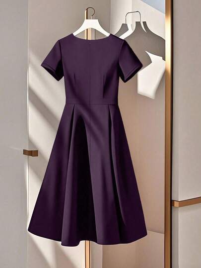 GlowEve Robe élégante à manches courtes avec encolure échancrée, couleur unie, grande taille