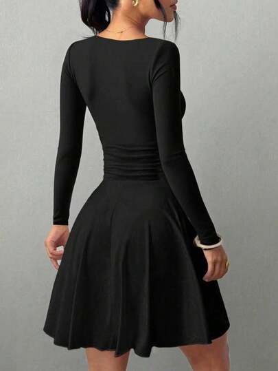 Robe mini élégante noire à manches longues, col en V sexy, taille froncée, ourlet à volants. Nouvelle arrivée printemps/été