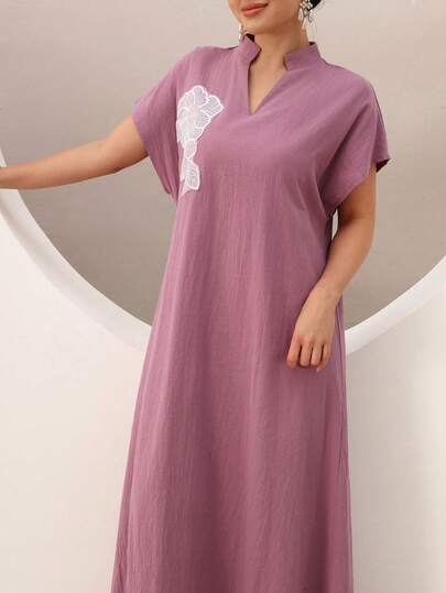 Robe décontractée à manches courtes, col montant, 100% coton Al Najma, décorée d'appliqués brodés