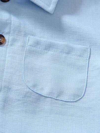 Ensemble décontracté pour jeune garçon composé d'une chemise à manches courtes avec boutons devant de couleur bleu et d'un short beige