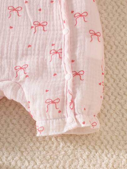 3 pièces Ensemble mignon de tenues en mousseline rose clair pour bébé fille. Barboteuse à volants avec boutons-pression, bandeau et bavoir avec imprimé nœud doux. Cadeau de douche de bébé en coton doux. 0-12 mois