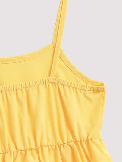 Robe à bretelles spaghetti pour filles, style bretelles spaghetti basique, encolure carrée avec des lignes simples et élégantes, coupe nette et rafraîchissante. Le ton jaune pur et brillant est lumineux et accrocheur, simple et propre, un autre style avec