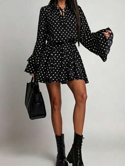 1 pièce Robe mini noire à pois blancs pour femmes, robe mini décontractée et élégante avec ceinture à nouer pour les vacances, les rendez-vous, le printemps, l'été, le début de l'automne