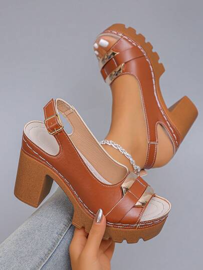 Sandales à talons hauts d'été pour femmes, grande taille, décoration métallique, talon épais, sandales sans dos, surpiqûres contrastées, semelle épaisse crantée, bout carré, bout ouvert, boucle réglable, style rétro, tenue de travail, marron, PU, printemp
