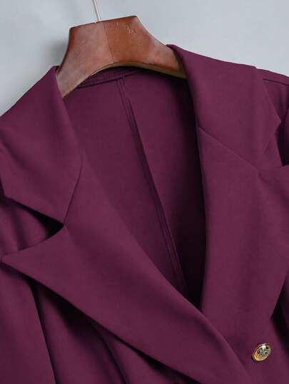 GlowEve Ensemble 2 pièces élégant pour femmes, composé d'un blazer avec décorations de boutons dorés + une jupe plissée. Tenue polyvalente et minimaliste pour le travail et les sorties, de couleur jaune.