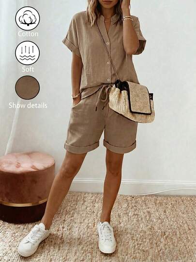 Holidaya Ensemble chemise et short en coton et lin style décontracté de vacances d'été pour femmes. Tissu en coton et lin texturé sélectionné avec des propriétés respectueuses de la peau. Le Top présente un col mandarin, un col en V et un design à simple