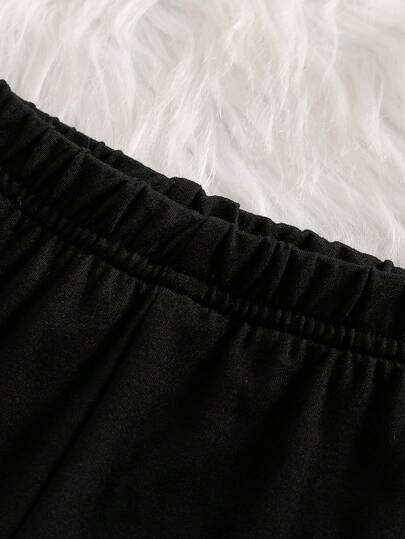 Ensemble 2 pièces pour nouveau-né, style doux marron printemps/automne, Top pull à manches pétales tricoté avec imprimé cœur et nœud papillon noir orné, pantalon long noir pur ajusté avec nœud papillon orné, convient pour les sorties, les loisirs à la mai