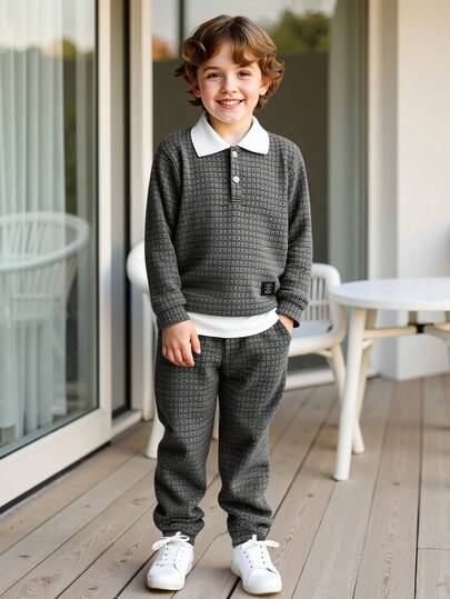 Ensemble 2 pièces pour garçons printemps/automne, chemise polo à manches longues 2 en 1 avec col contrasté blanc et texture à carreaux gris, et pantalon de survêtement décontracté assorti à carreaux texturés avec poignets, tenue académique de style japona