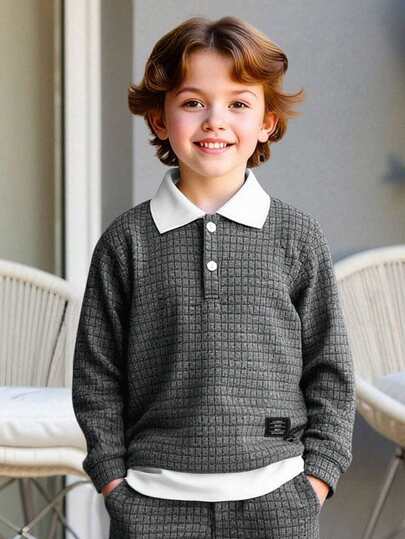 Ensemble 2 pièces pour garçons printemps/automne, chemise polo à manches longues 2 en 1 avec col contrasté blanc et texture à carreaux gris, et pantalon de survêtement décontracté assorti à carreaux texturés avec poignets, tenue académique de style japona