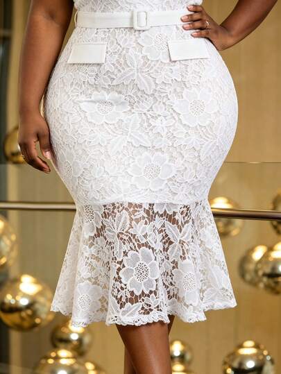 Robe sirène midi en dentelle blanche élégante grande taille pour femmes, col revers croisé en V, manches courtes, ceinturée, moulante, pour bureau, église, invitée de mariage et soirée