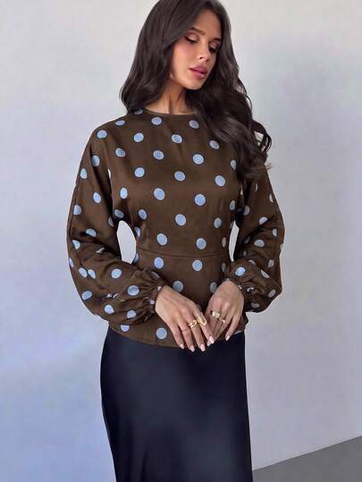 Firerie Blouse pour femme, style minimaliste élégant, romantique et décontracté, pour trajets urbains, mode polyvalente, marron café à pois, col rond, manches chauve-souris longues, taille cintrée avec lien en X, coupe régulière, tenue d'enseignante, pour