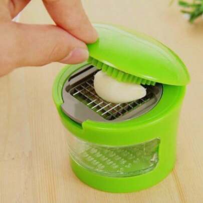 Presse-ail manuel en acier inoxydable pour la cuisine, lame tranchante qui presse rapidement une pâte d'ail fine, prépare les repas facilement et économise du temps et des efforts, amovible pour un nettoyage et un entretien faciles, outil de cuisine prati