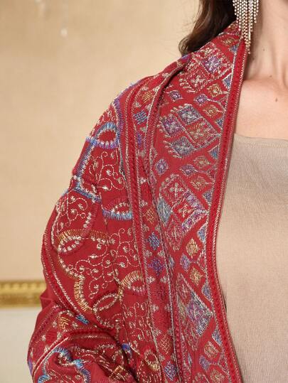 Jalabiya rouge pour femmes arabes avec broderie lourde, robe ouverte devant couleur abricot, robe élégante pour la fête nationale, tenue décontractée pour l'été et l'automne 2026, tenue de vacances