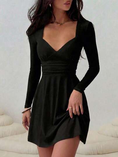 Robe mini élégante noire à manches longues, col en V sexy, taille froncée, ourlet à volants. Nouvelle arrivée printemps/été
