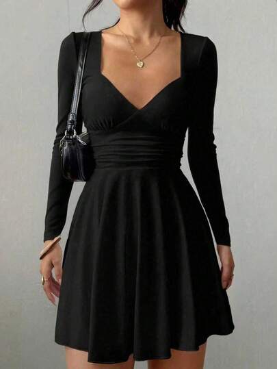 Robe mini élégante noire à manches longues, col en V sexy, taille froncée, ourlet à volants. Nouvelle arrivée printemps/été