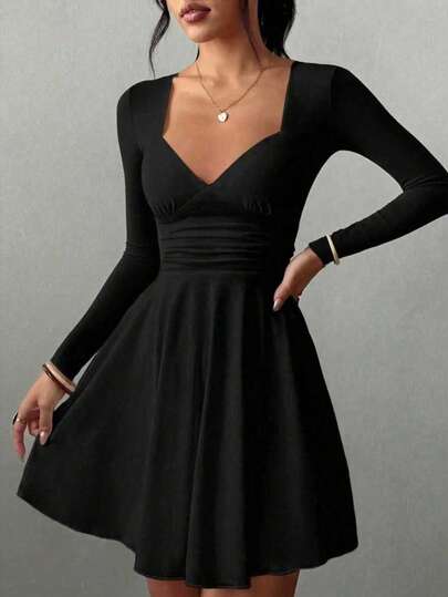 Robe mini élégante noire à manches longues, col en V sexy, taille froncée, ourlet à volants. Nouvelle arrivée printemps/été