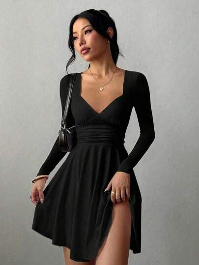 Robe mini élégante noire à manches longues, col en V sexy, taille froncée, ourlet à volants. Nouvelle arrivée printemps/été