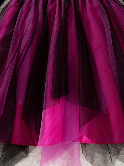 1 pièce Robe en maille à manches longues thème Halloween pour filles, col rond noir, corps imprimé avec imprimé squelette de dessin animé rose & blanc, décoré de nœuds, cœurs, bonbons, étoiles motifs mignons, manches continuant le même imprimé d'os, amusa