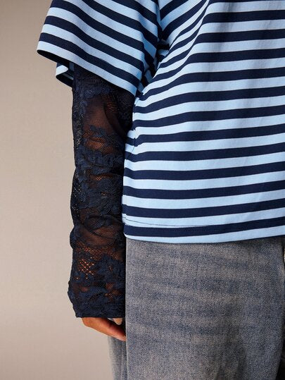 Athîral T-shirt bleu élégant pour femmes, décontracté, à rayures, avec épaule asymétrique et manches en patchwork de dentelle, convient pour le quotidien, les fêtes, les rendez-vous et les rassemblements