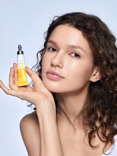 Essence éclaircissante pour les yeux à la vitamine C Slow Sunday, vitamine C, acide hyaluronique, hydratante et éclaircissante, convient aux cernes, aux ridules et aux poches sous les yeux, bon choix pour les vacances, les articles de voyage essentiels, H