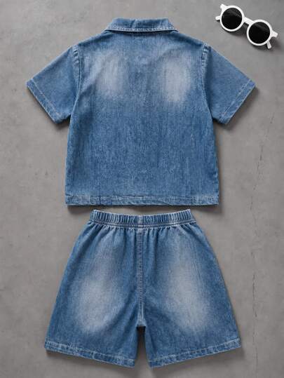 Ensemble de chemise pour jeunes garçons, chemise à manches courtes avec col à revers, imprimé effet denim à motif géométrique, associée à un short assorti, style vintage américain, style streetwear cool, convient pour les sorties, les déplacements, les te
