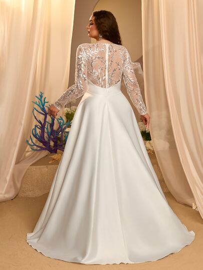 Glamrae Robe longue maxi grande taille élégante et romantique en satin blanc avec perles, broderies et patchwork, manches longues, col en V profond, coupe évasée avec traîne, convient pour les soirées mode, les enterrements de vie de jeune fille, les évén