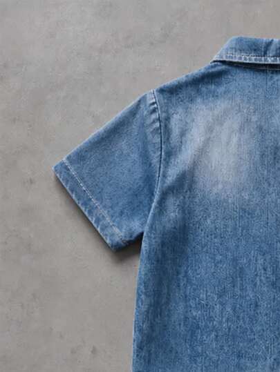 Ensemble de chemise pour jeunes garçons, chemise à manches courtes avec col à revers, imprimé effet denim à motif géométrique, associée à un short assorti, style vintage américain, style streetwear cool, convient pour les sorties, les déplacements, les te
